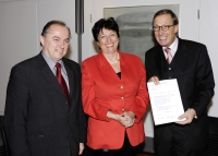 Bei der bergabe des Frderbescheids (v.l.): Bundestagsabgeordneter Josip Juratovic, Parlamentarische Staatssekretrin Karin Roth und Oberbrgermeister Helmut Himmelsbach. (Foto: Stadtarchiv Heilbronn/ B. Kimmerle)