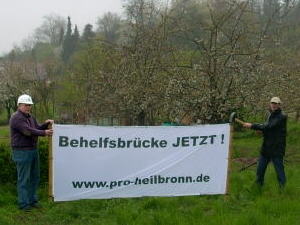 StR Heiko Auchter (re.), assistiert von StR Alfred Dagenbach (li.), erneuern den Protestbanner
